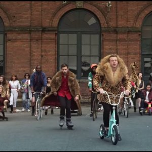 MACKLEMORE & RYAN LEWIS - THRIFT SHOP FEAT. WANZ (OFFICIAL VIDEO)