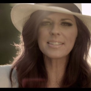 Little Big Town - Pontoon (Official Music Video)