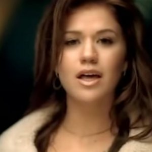 Kelly Clarkson - The Trouble With Love Is (VIDEO)