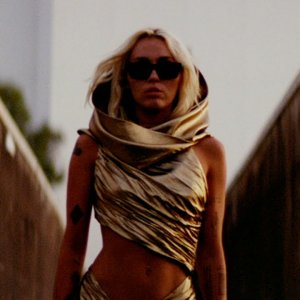 Miley Cyrus - Flowers (Official Video)