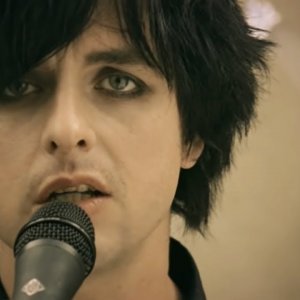 Green Day - 21 Guns [Official Music Video]